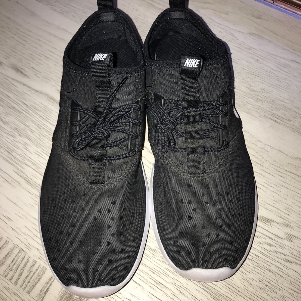 Nike like new size 10